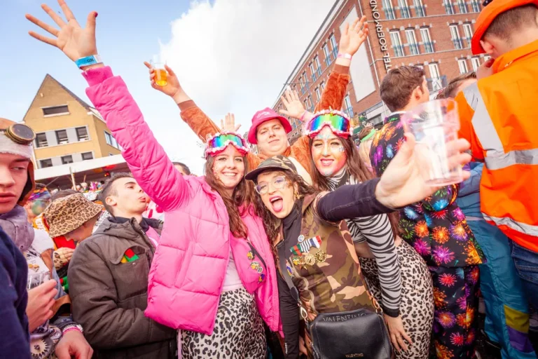 Juichende carnavalsvierders op straat