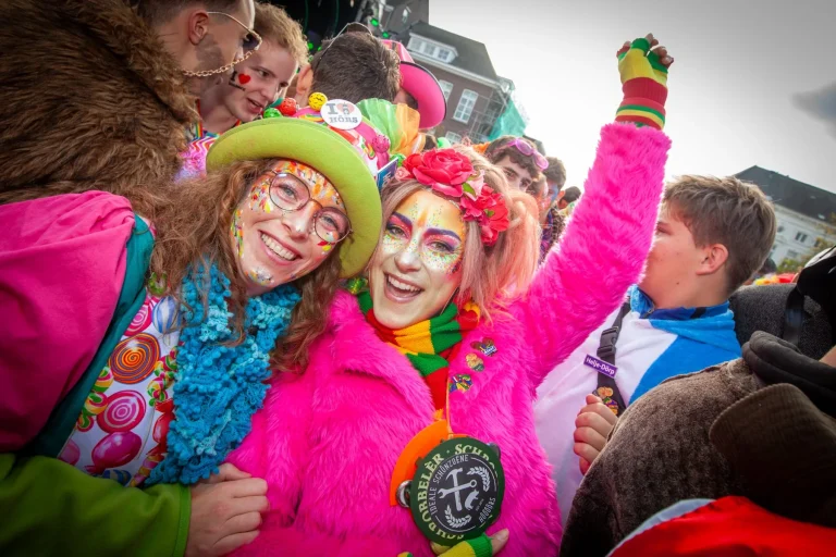Carnavalsvierders in roze kostuums